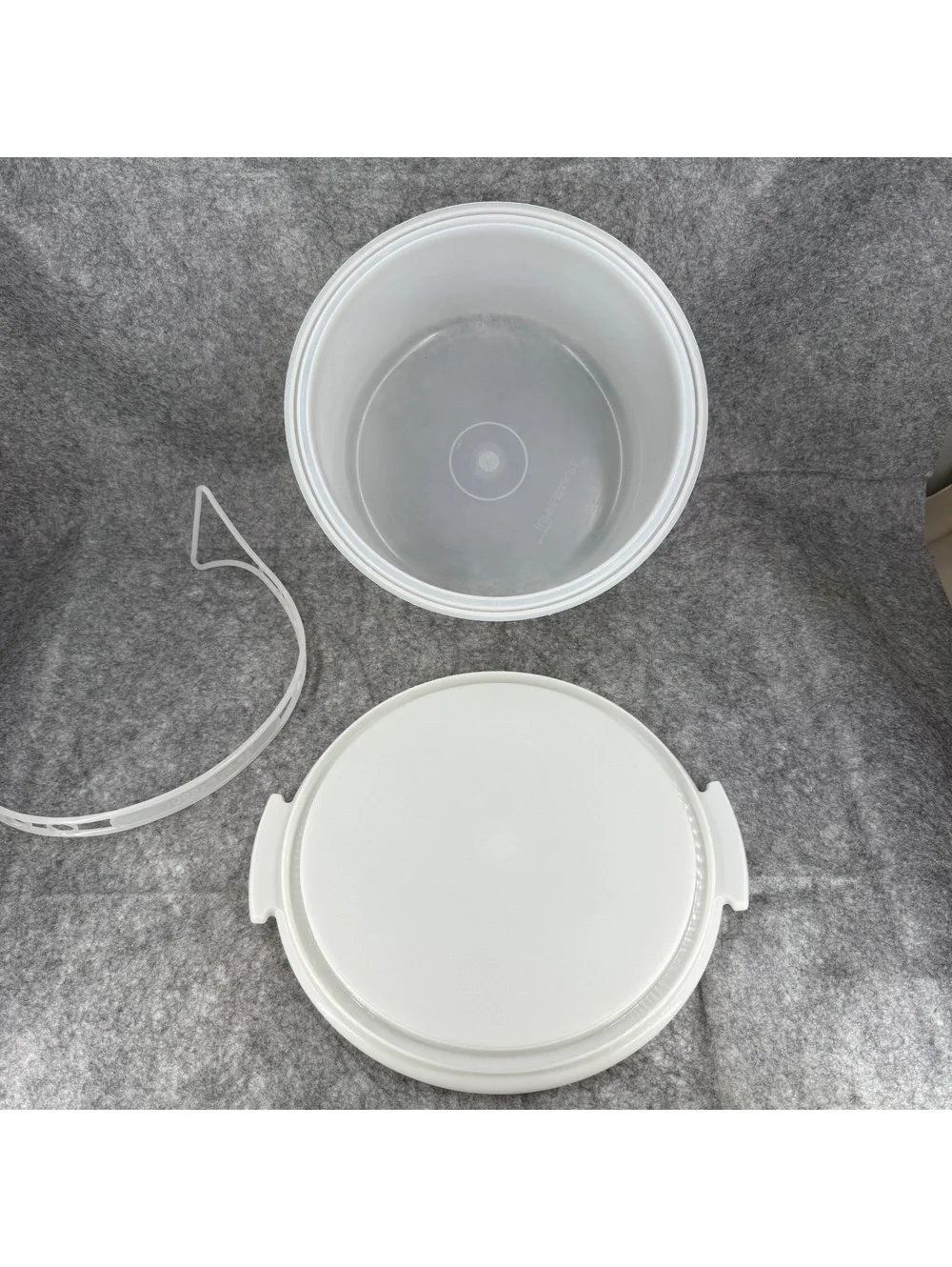Vintage Tupperware Round Cake Taker Carrier White EUC 061